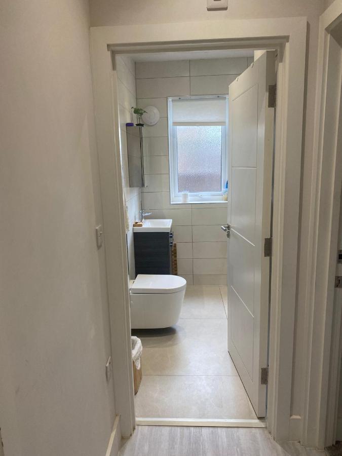 Deluxe Single Room Only For One Adult Northolt  Екстер'єр фото