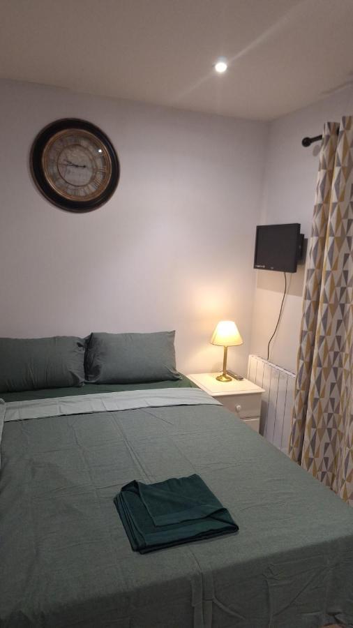 Deluxe Single Room Only For One Adult Northolt  Екстер'єр фото