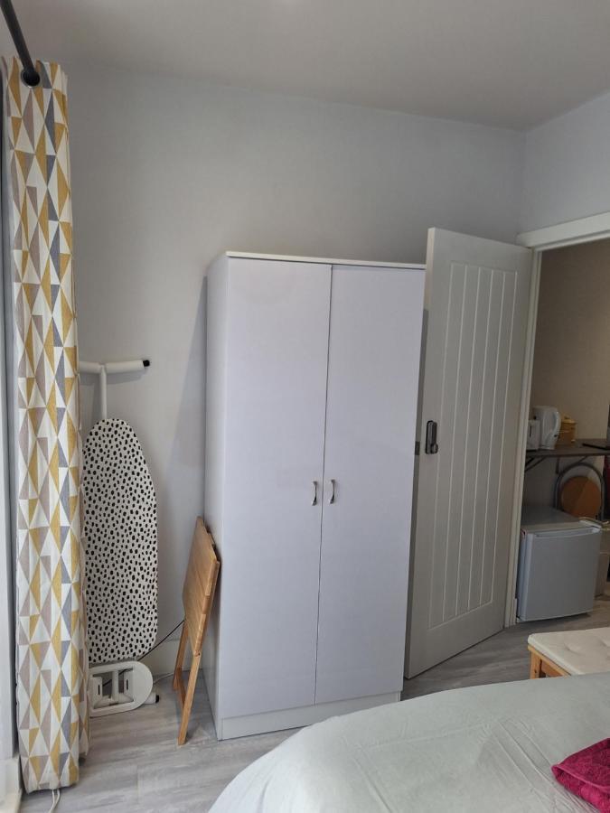 Deluxe Single Room Only For One Adult Northolt  Екстер'єр фото