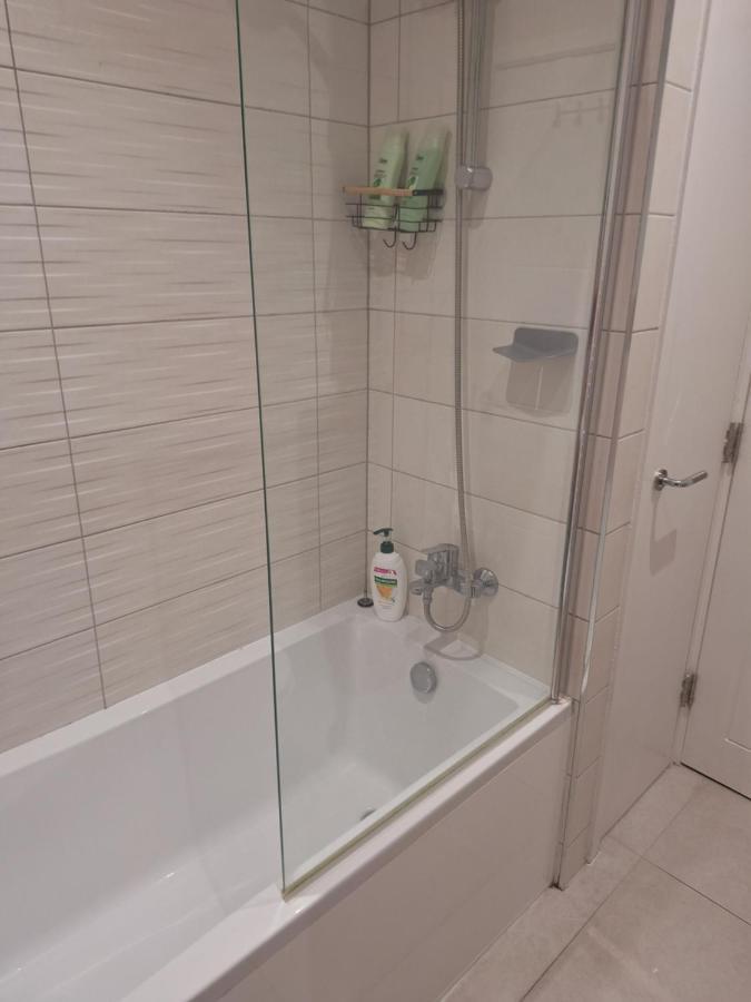 Deluxe Single Room Only For One Adult Northolt  Екстер'єр фото